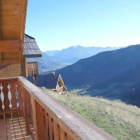 Chalet Avec 4 Chambres Pour 12 Personnes シャレー プラ・ルー
